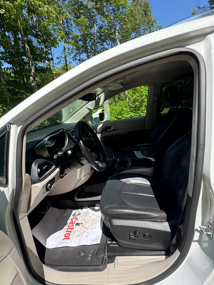 2021 Chrysler Pacifica Touring Image