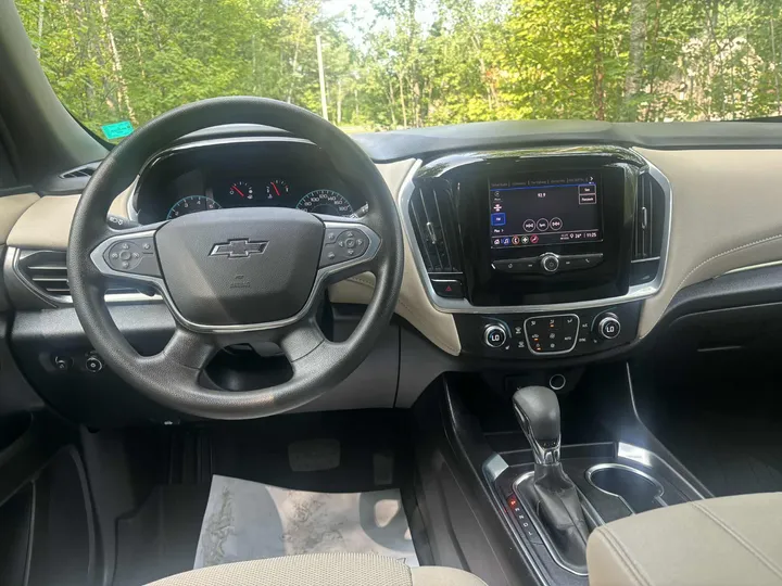 2022 Chevrolet Traverse LS AWD Image