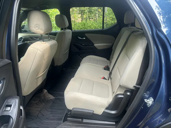 2022 Chevrolet Traverse LS AWD Image