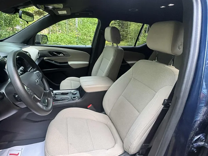 2022 Chevrolet Traverse LS AWD Image