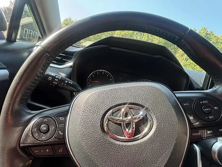2020 Toyota Rav4 XLE Image