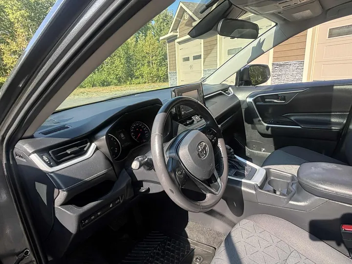 2020 Toyota Rav4 XLE Image