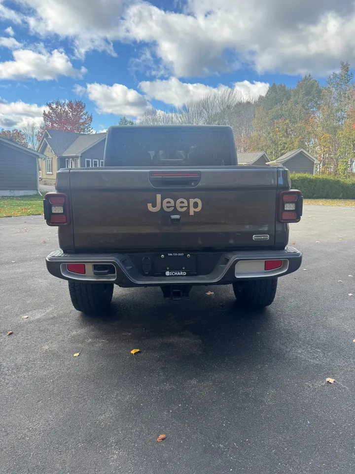 2021 Jeep Gladiator Overland Image