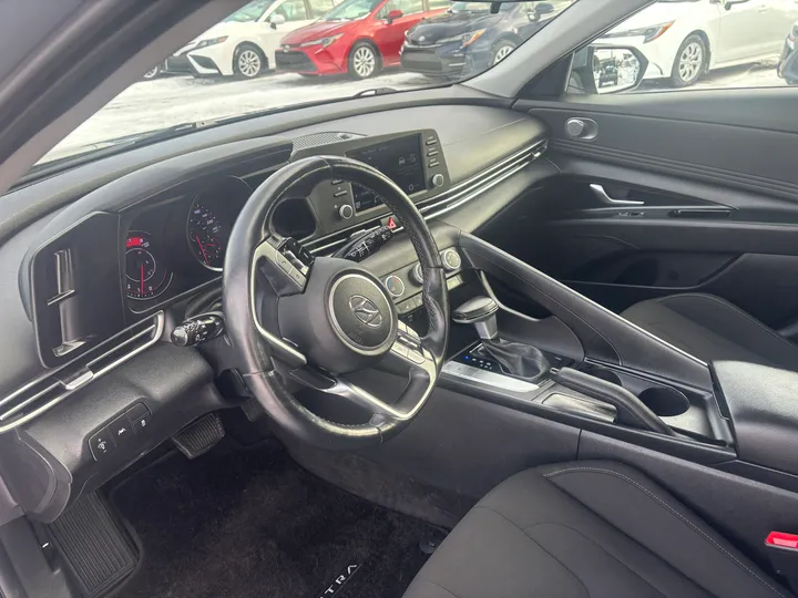 2022 Hyundai Elantra Image