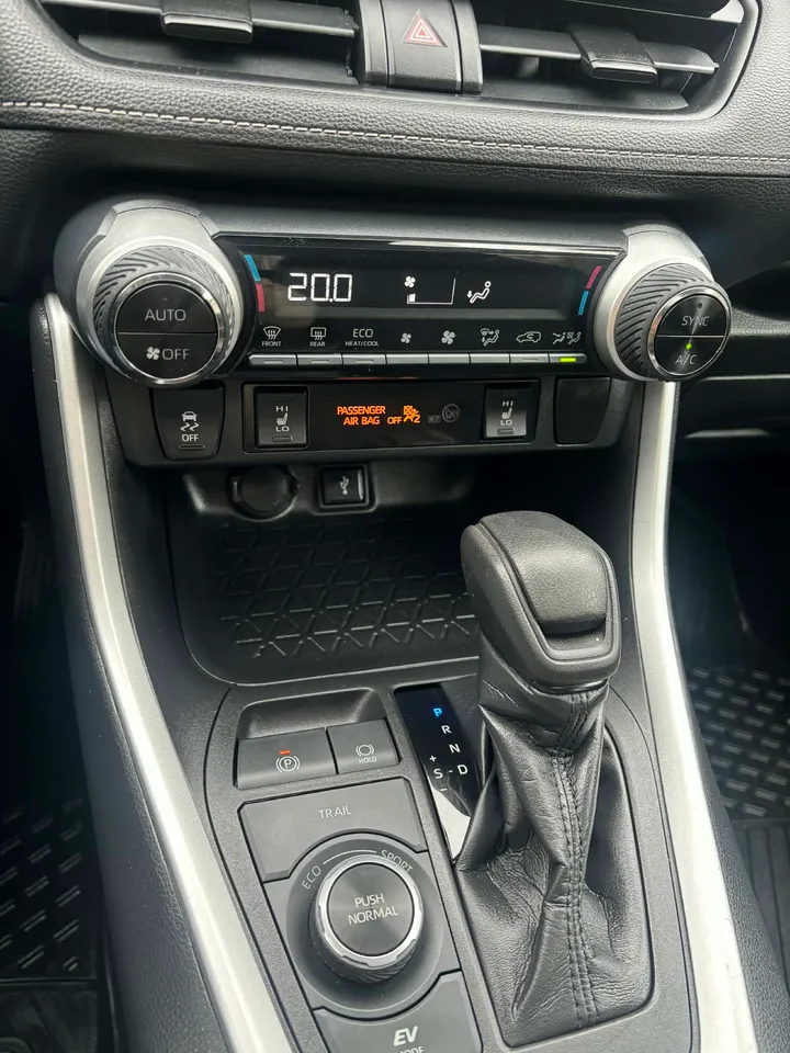 2021 Toyota Rav 4 XLE Hybrid Image