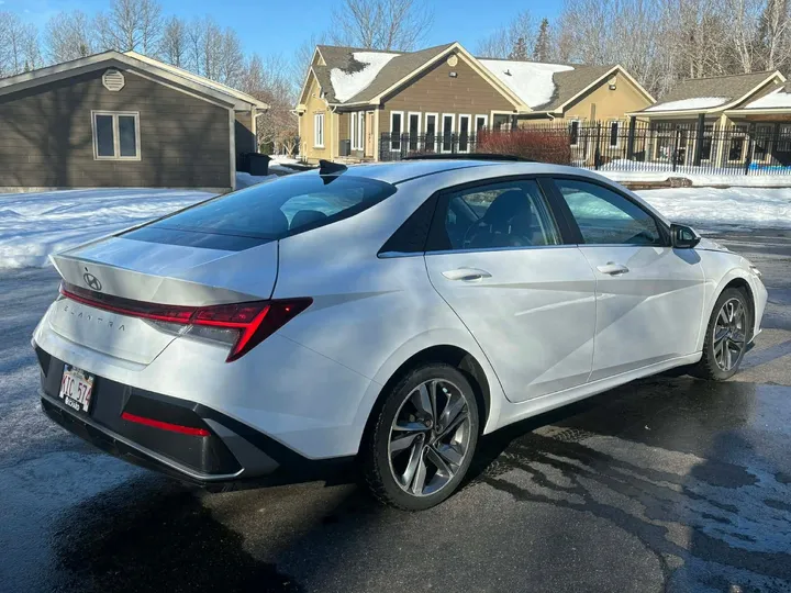 2024 Hyundai Elantra Luxury Image