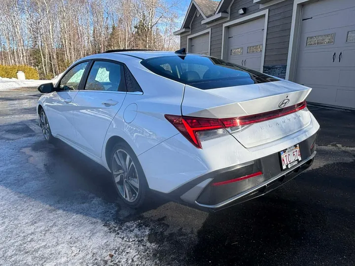 2024 Hyundai Elantra Luxury Image