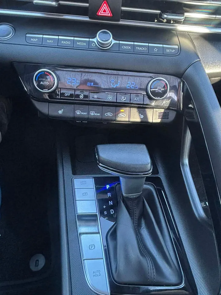 2024 Hyundai Elantra Luxury Image