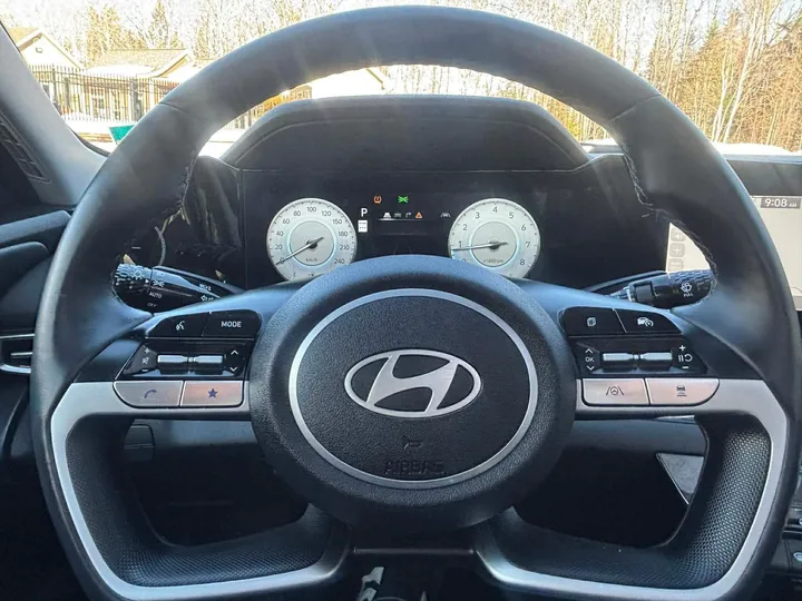 2024 Hyundai Elantra Luxury Image