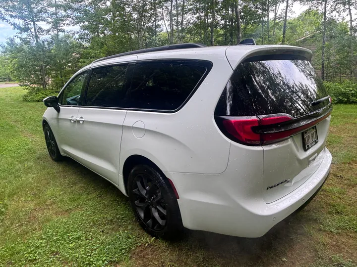 2023 Chrysler Pacifica Touring Image