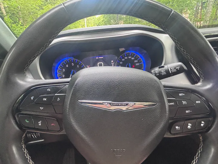 2023 Chrysler Pacifica Touring Image