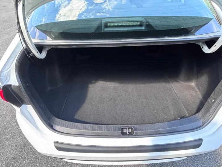 2021 Toyota Corolla LE Image